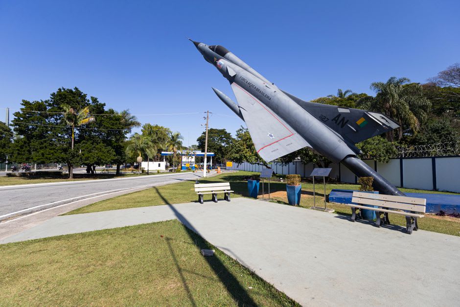 El exterior del Museo de la Paz de los Pilotos Kamikaze cerca de la antigua base aérea de Chiran, con piedras conmemorativas de guerra conservadas afuera