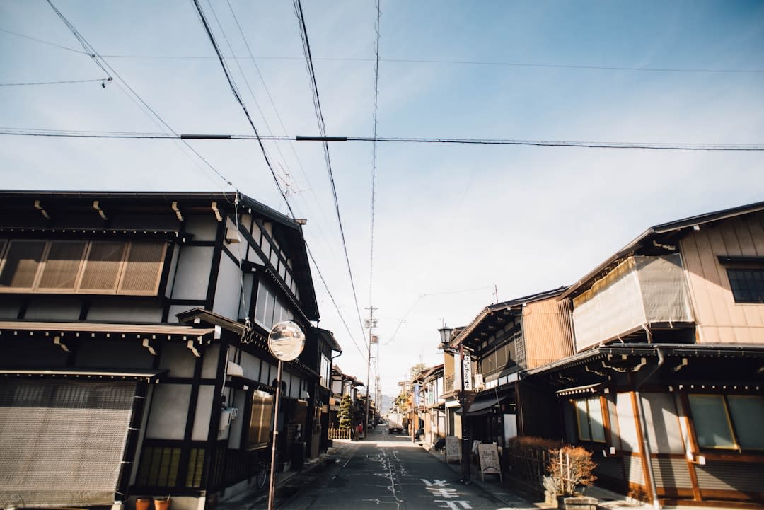 La vieille rue marchande d'Iwamura près d'Ena, façades de boutiques en bois sombre de l'époque Edo remontant une route en légère pente