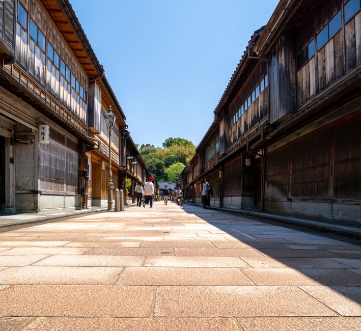 Maisons de marchands de l'époque Edo, patinées par le temps, le long de l'Inishie Kaido à Esashi, entrepôts de bois s'étageant vers le port