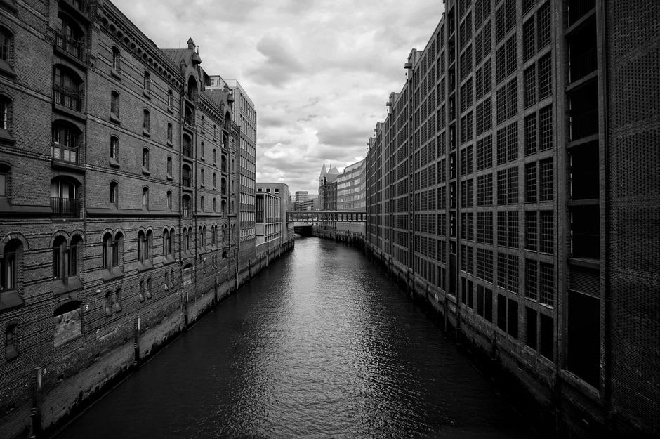 Des entrepôts et brasseries de l'époque d'Edo aux panneaux noirs bordant le calme canal du centre de Handa
