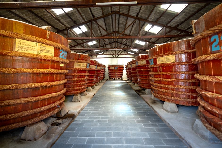 Des cuves de fermentation en bois à l'intérieur d'un musée historique de brasserie de vinaigre à Handa, Aichi