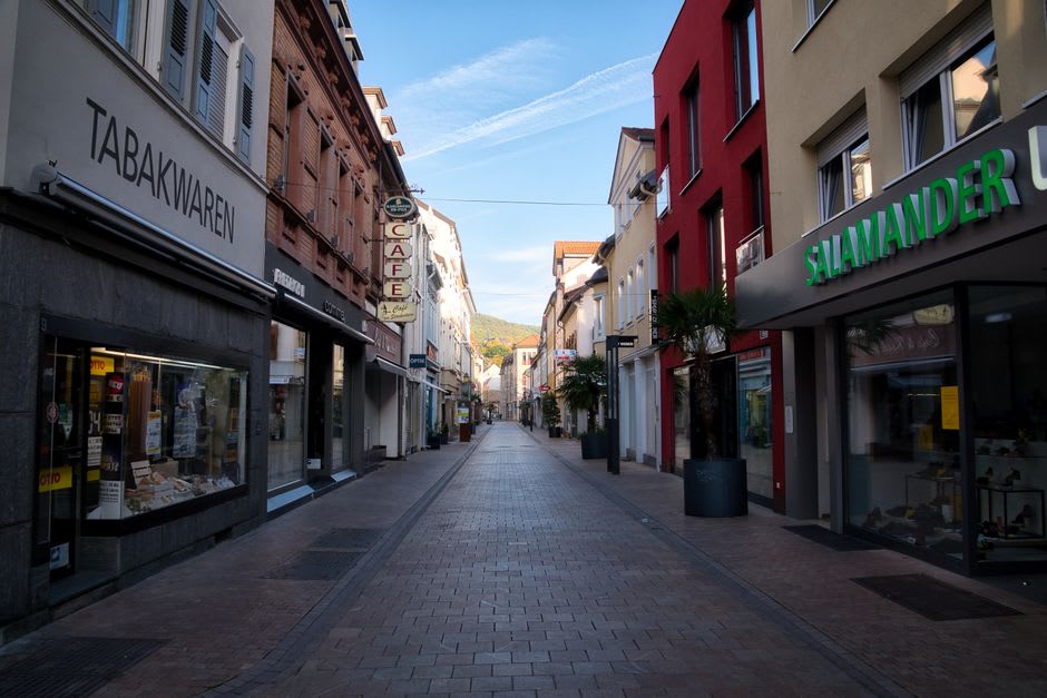 Une rue commerçante tranquille du centre de Handa avec des devantures traditionnelles en début de soirée