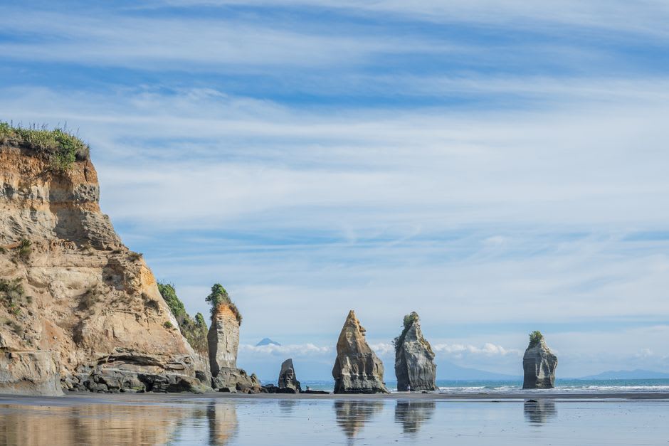 Un groupement dense de pointes rocheuses connu sous le nom des 500 Arhats le long du littoral d'Hotokegaura