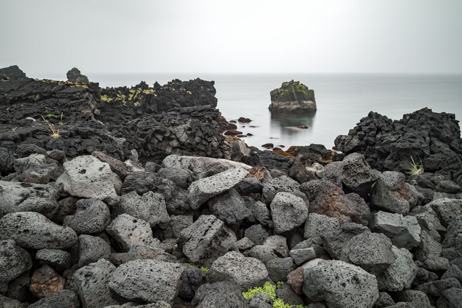 El peñón de basalto de Sarugaishi, o Roca del Mono, con su pequeño santuario y torii al borde del agua en la isla de Iki