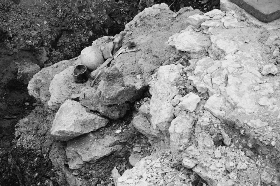 Un tranquilo campo excavado en la isla de Iki que marca un yacimiento de hallazgos arqueológicos del periodo Jomon