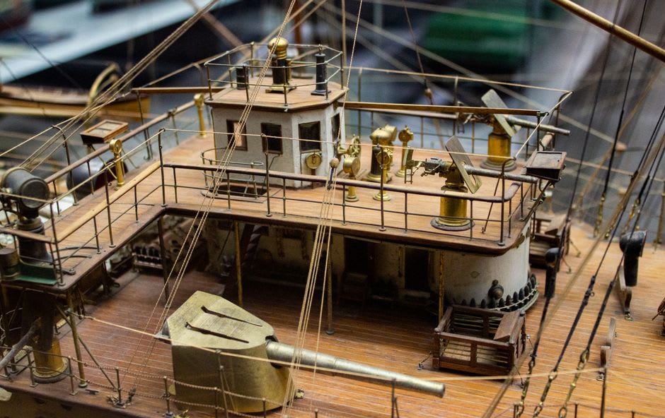 Un barco a escala y artefactos marítimos exhibidos dentro de las salas del museo del Castillo Suigun de Innoshima