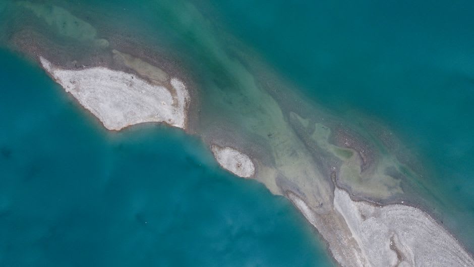 Pointes déchiquetées de rhyolite blanche s'élevant d'une eau turquoise limpide dans la crique de Jodogahama