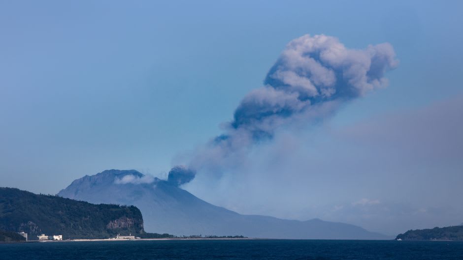 El jardín paisajístico de Sengan-en en Kagoshima, un estanque y pinos enmarcando una vista distante del humeante volcán Sakurajima