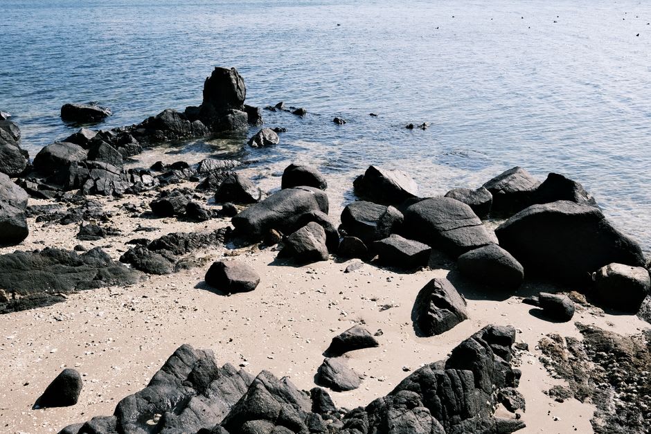 El enorme geoglifo de la moneda de arena Zenigata rastrillado en la playa junto al Mar Interior