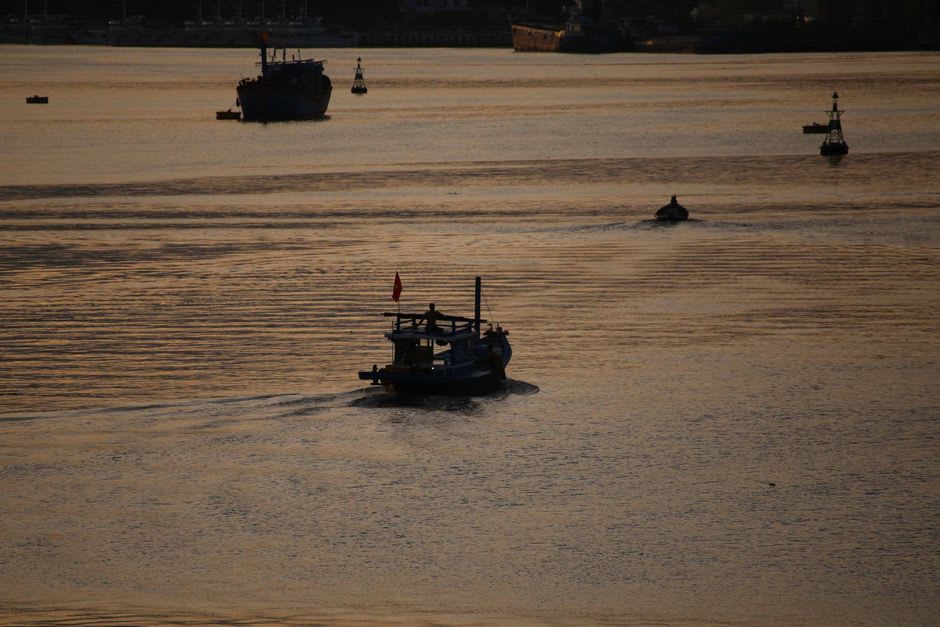 Barcos de pesca regresando por la bahía de Ago al atardecer cerca de Kashikojima, con las balsas de perlas siluetadas a lo lejos