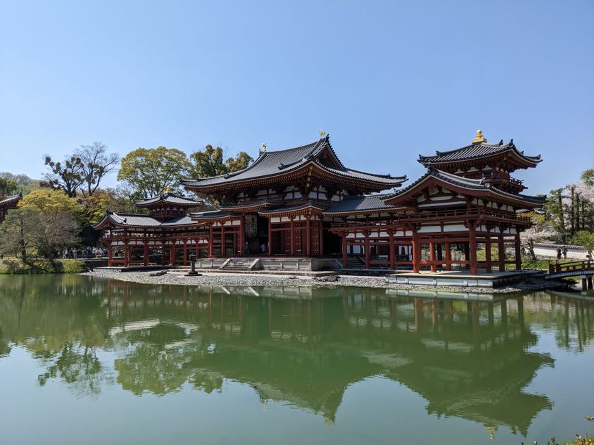 L'extérieur en bois sombre d'un pavillon de temple de la période Heian sur la péninsule de Kunisaki, la plus ancienne structure en bois encore debout du Kyushu
