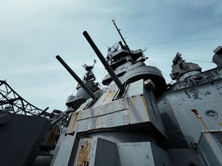 La maqueta a gran escala del acorazado Yamato dentro del Museo Yamato en Kure, empequeñeciendo a los visitantes a su lado