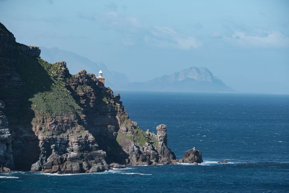El punto rocoso y el faro del cabo Shionomisaki en la punta más meridional de Honshū, con olas rompiendo abajo
