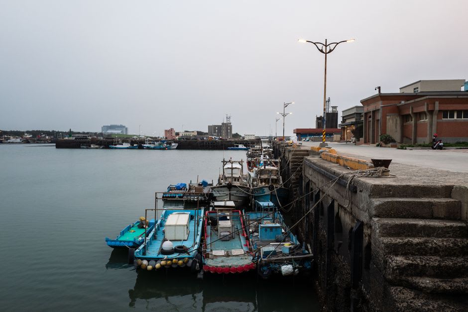 Puerto tranquilo en Kushimoto con barcos de pesca amarrados al atardecer