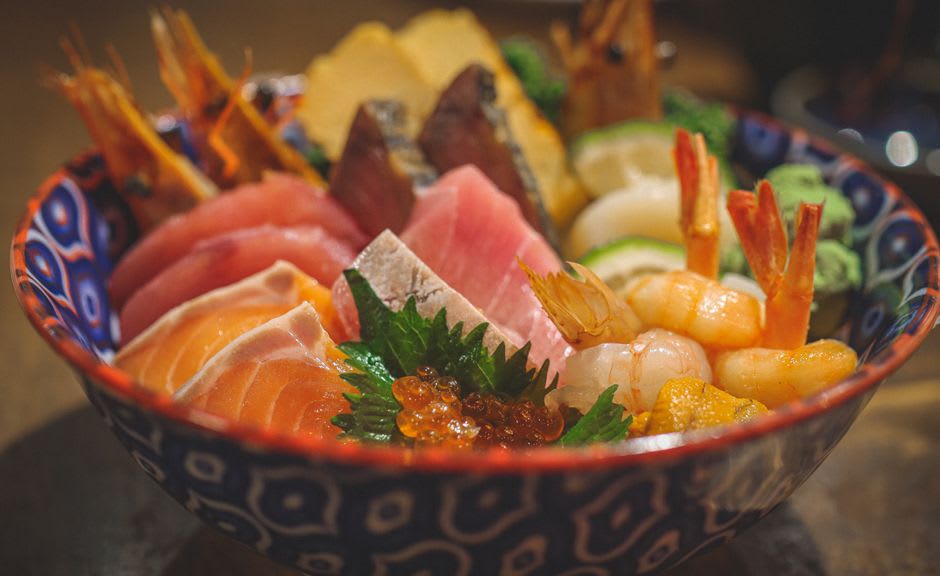 Un tazón de maguro-don con varios cortes de atún fresco sobre arroz en un restaurante cerca del puerto de Misaki