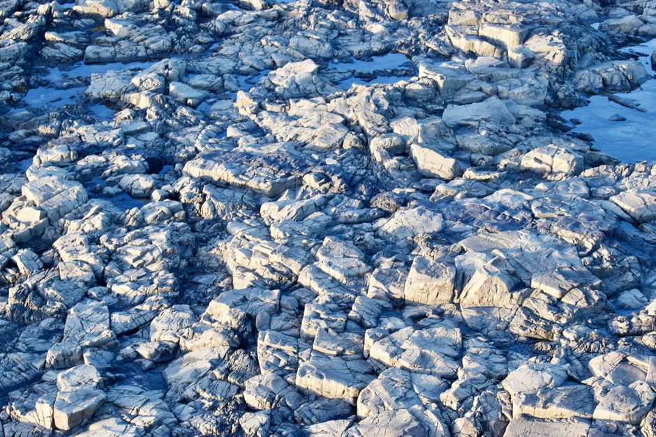 Vue rapprochée de la face rocheuse de Mitsukejima montrant la pierre pâle, fraîchement exposée par le glissement de terrain du séisme de 2024