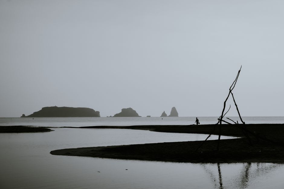 La marée commençant à monter autour de Mitsukejima au crépuscule, les vagues se refermant sur le chemin du banc de sable