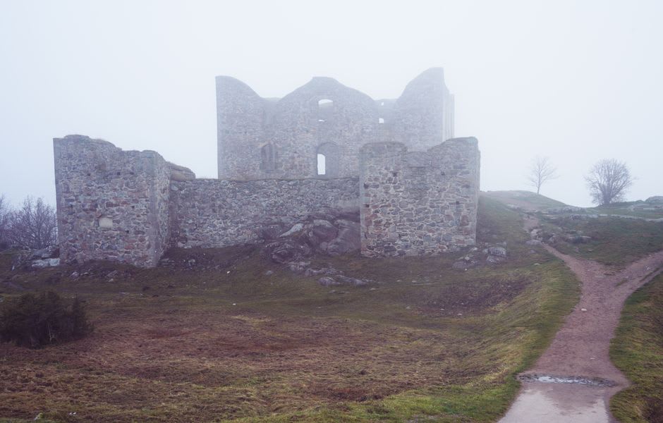 Niebla desplazándose entre las ruinas de piedra del castillo Kasumigajo sobre Nihonmatsu en otoño