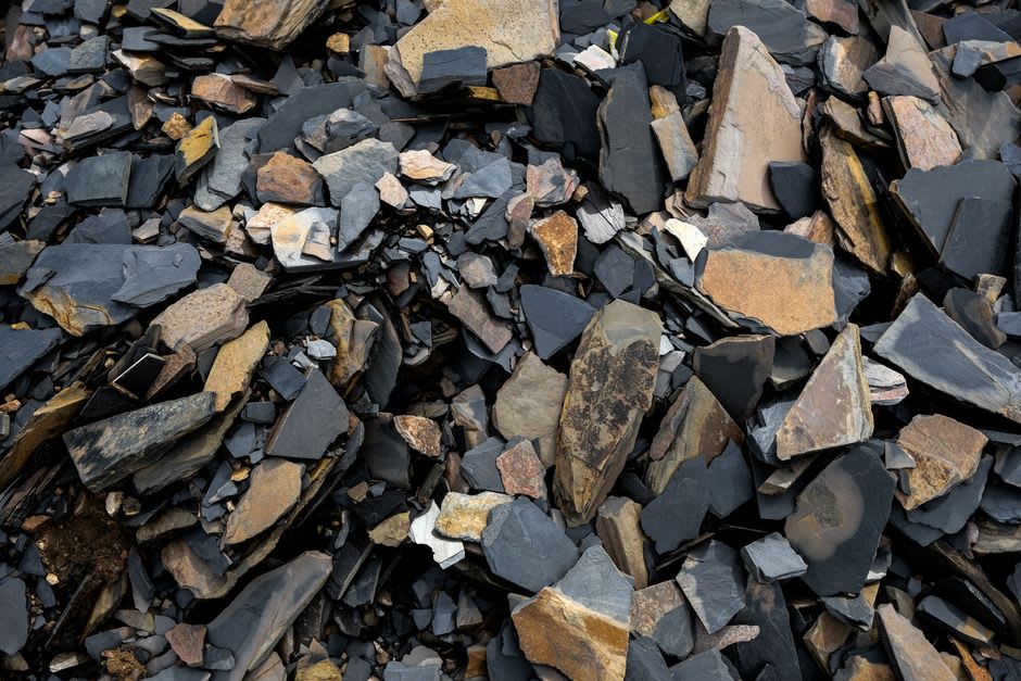 Roca de pizarra oscura en un sitio de cantera de Ogatsu, la materia prima de las tradicionales piedras de tinta suzuri de la región