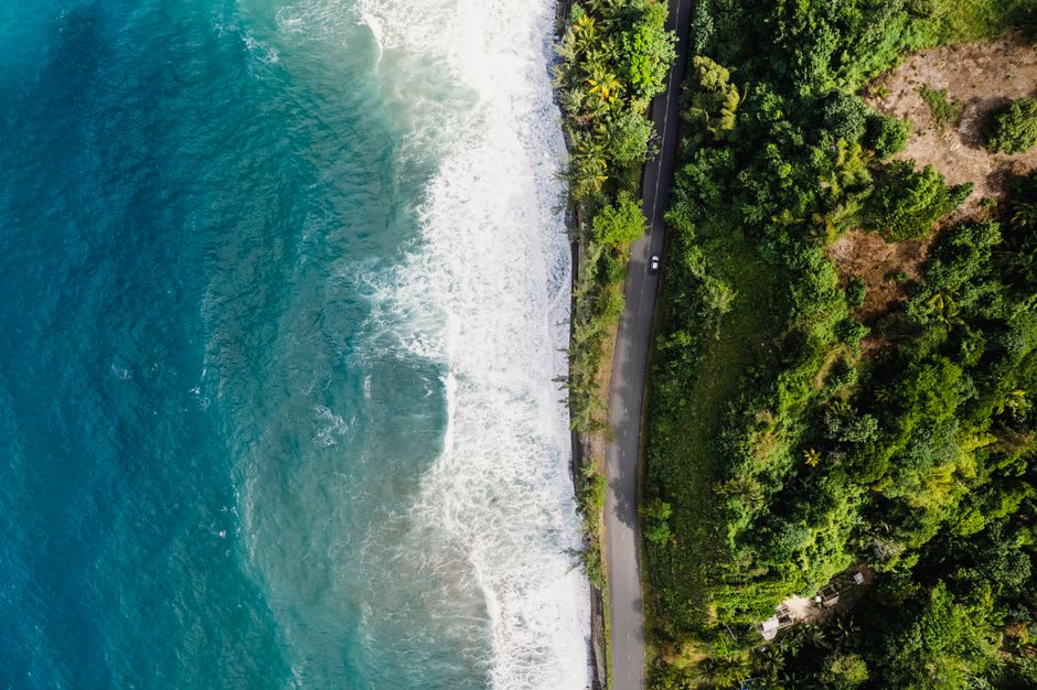 L'étroite route de crête le long de la péninsule de Sadamisaki avec des aperçus de mer visibles à travers les arbres des deux côtés