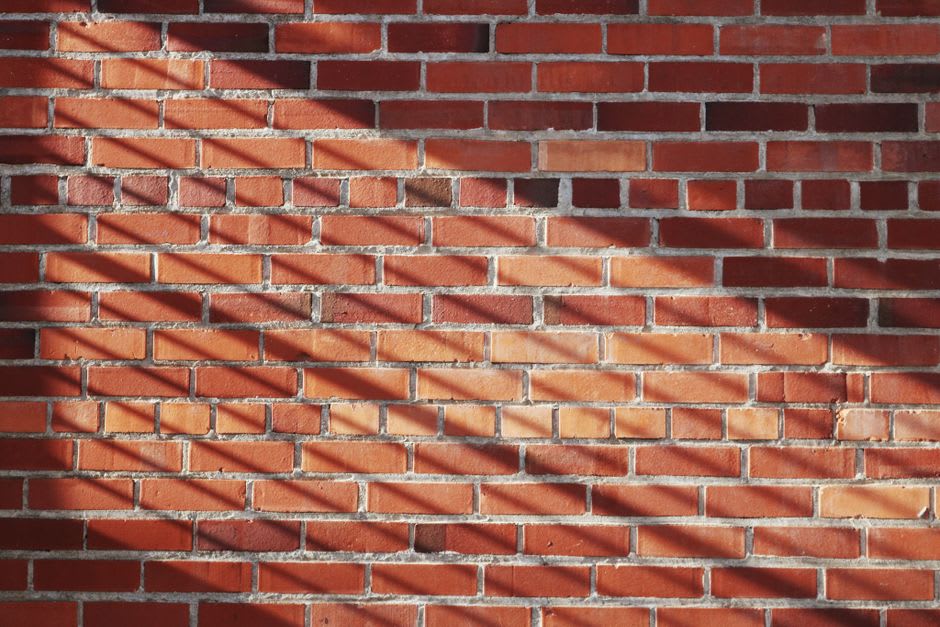 Las fachadas de ladrillo de estilo colonial de Sano Premium Outlets bajo un cielo despejado