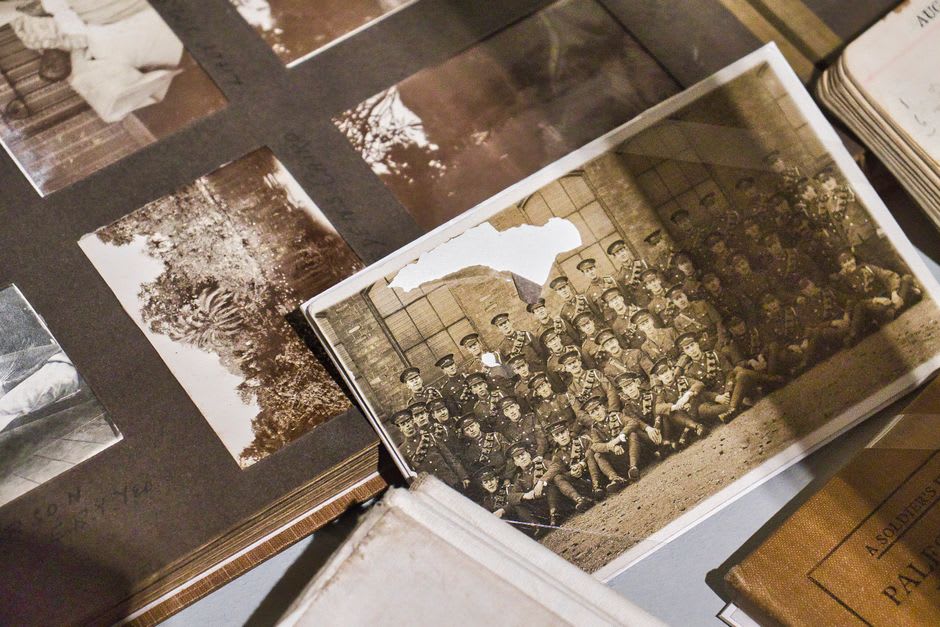 Fotografías de archivo y exhibiciones dentro del Museo de la Inmigración Japón-Hawái en Suo-Oshima