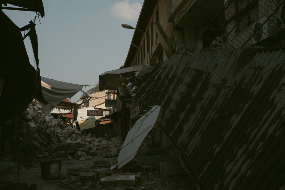 Une rue de Suzu montrant à la fois des devantures reconstruites et des travaux en cours de reconstruction post-séisme