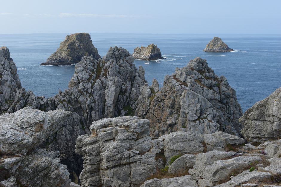 Le littoral escarpé près de Suzu, à la pointe de la péninsule de Noto, des bateaux de pêche amarrés dans la lumière du soir