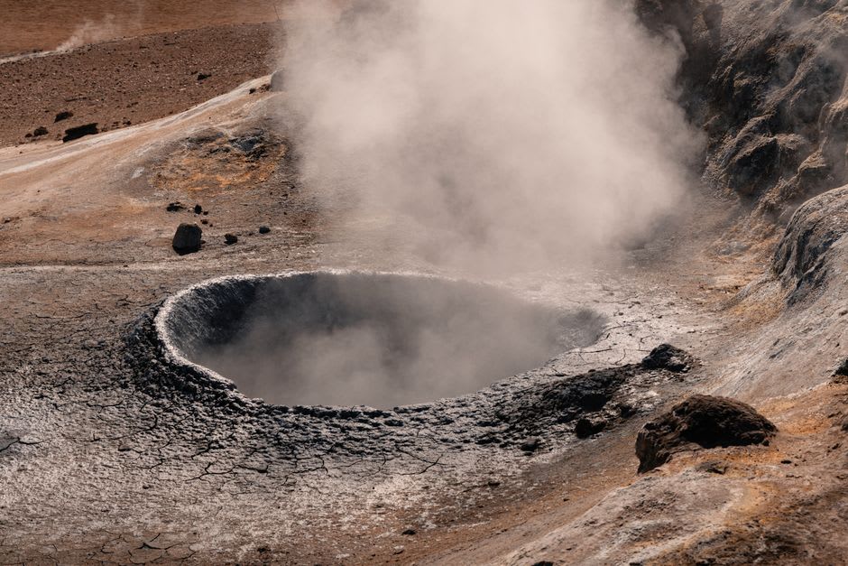 Vapor elevándose desde el suelo volcánico cubierto de costra mineral a lo largo de la pasarela del Sendero de Estudio de la Naturaleza
