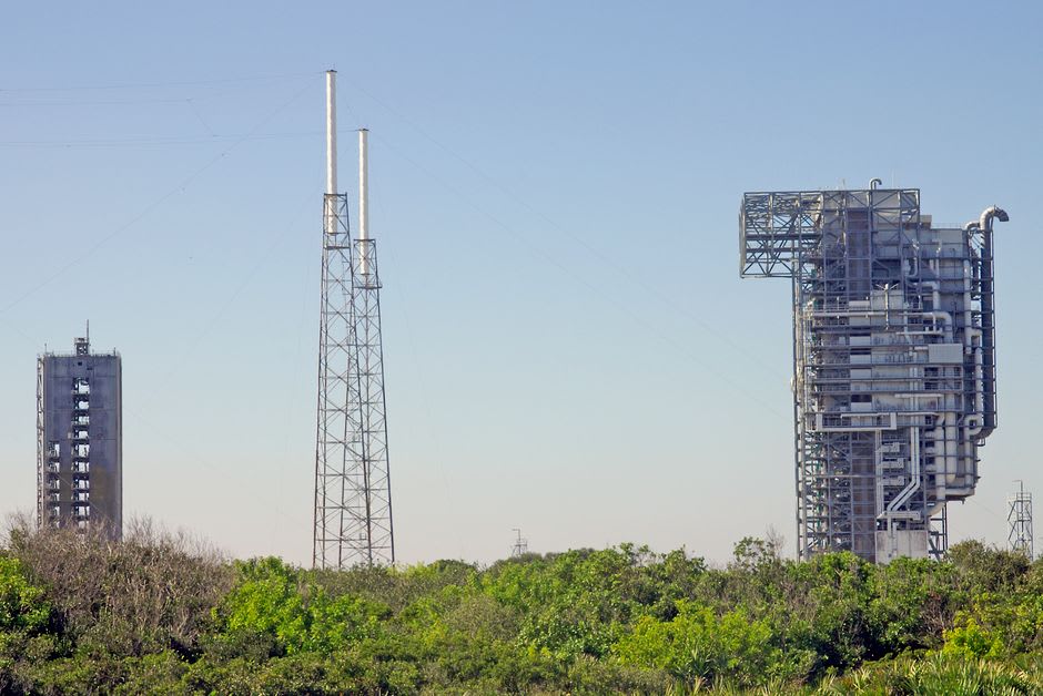 Una torre de lanzamiento de cohetes en el Centro Espacial de Tanegashima contra un fondo costero