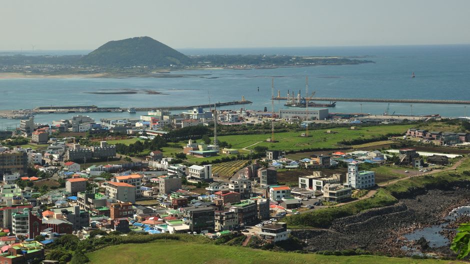Un point de vue côtier sur la pointe nord de Tsushima, face au détroit vers la Corée du Sud
