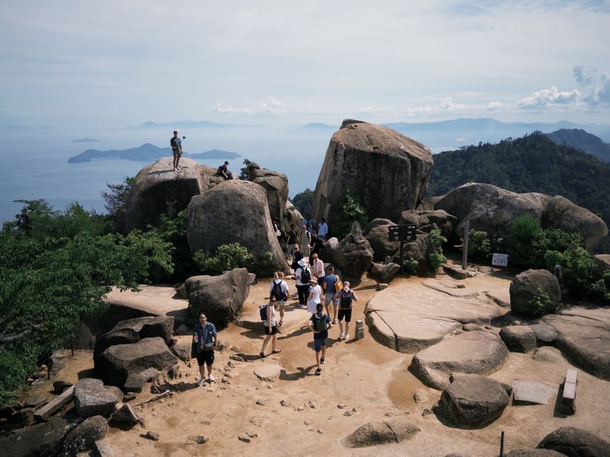 Vue depuis le sommet du mont Yahiko sur la plaine côtière vers la mer du Japon, le petit sanctuaire okumiya à proximité