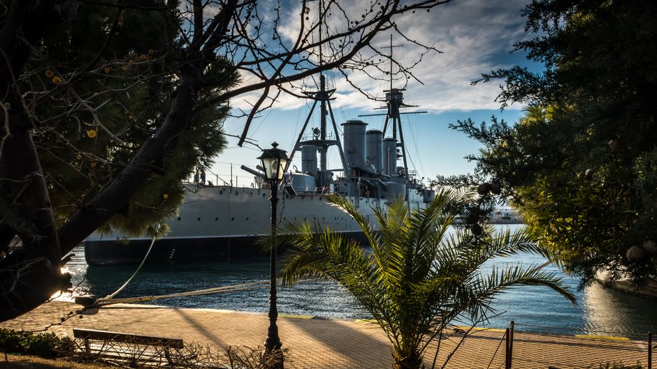 Le cuirassé Mikasa en cale sèche dans le parc Mikasa à Yokosuka, sa passerelle et ses tourelles de canon visibles au-dessus du pont