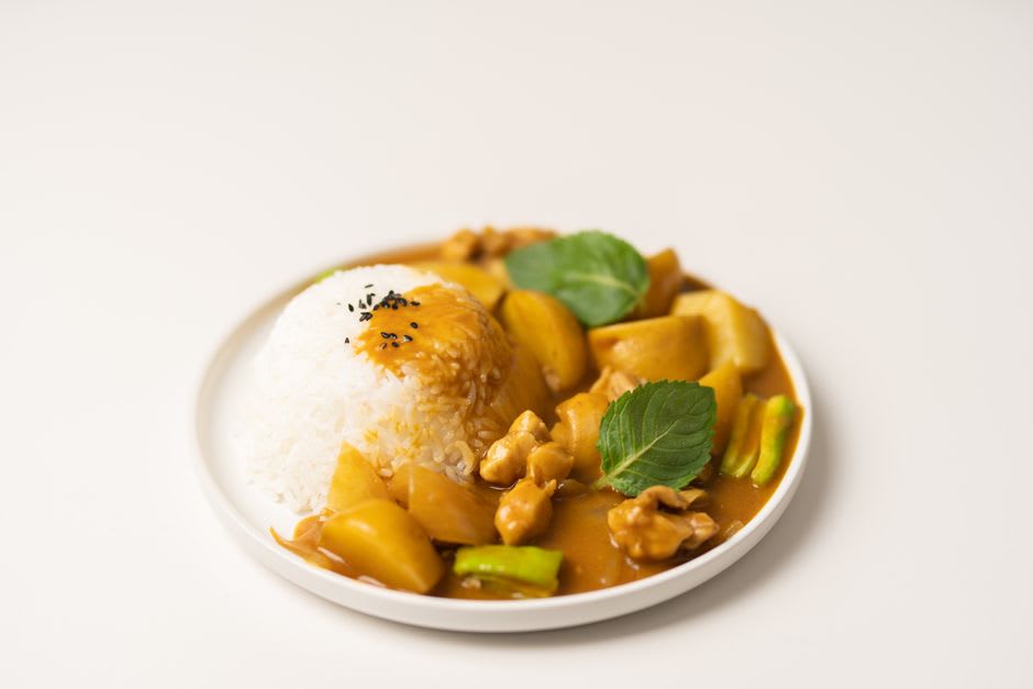 Une assiette de curry navy de Yokosuka avec du riz, une salade d'accompagnement et des pickles dans un restaurant en bord de port