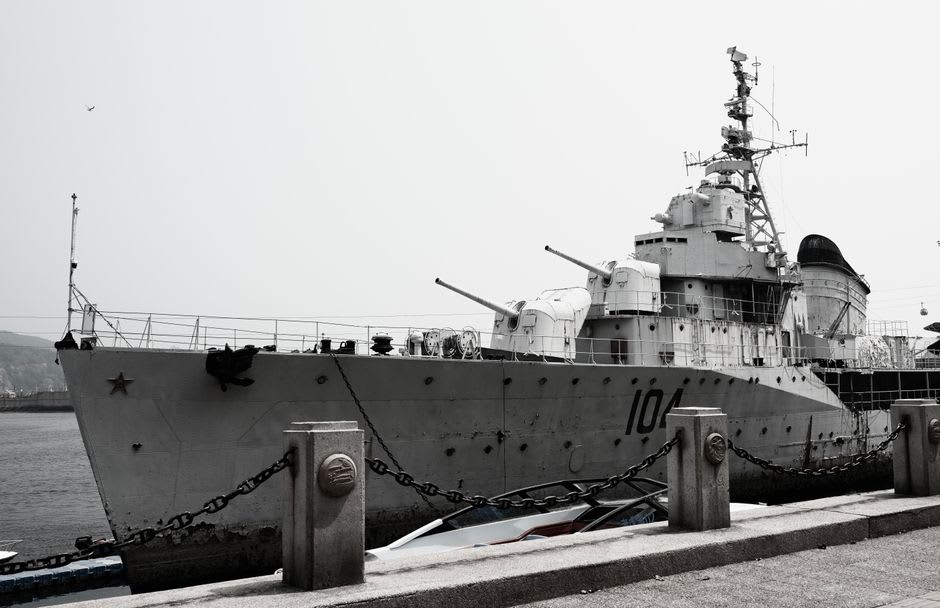 Des navires de guerre modernes ancrés dans le port de Yokosuka, vus depuis un bateau de croisière touristique de passage