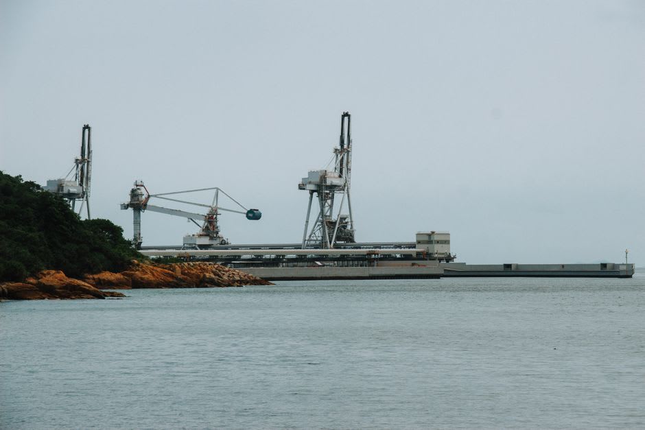 El pequeño puerto de piedra de Yunotsu donde la plata de Iwami Ginzan se cargaba antes en los barcos, barcas de pesca amarradas en la cala tranquila