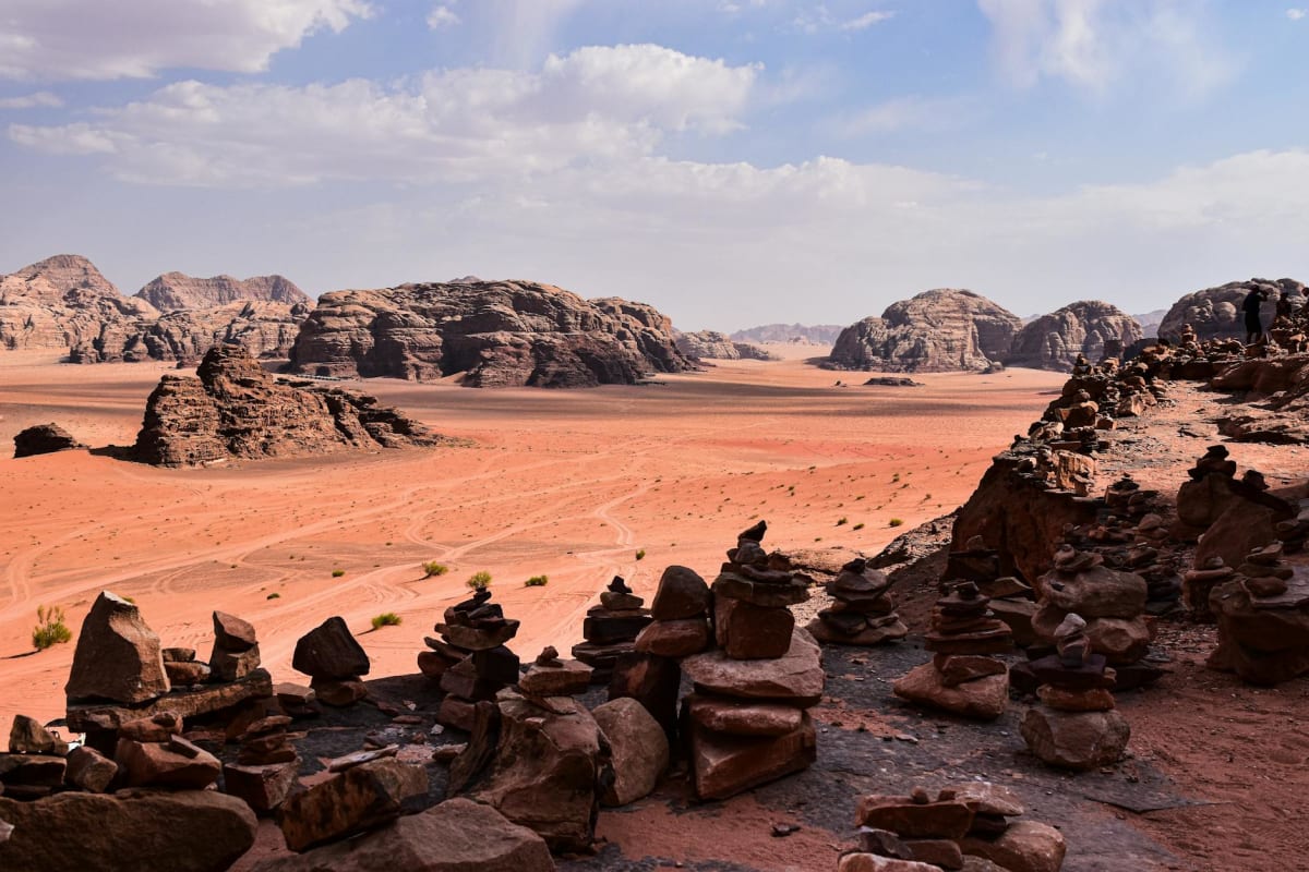 Campamento en el desierto con espectaculares formaciones rocosas al atardecer en Wadi Rum