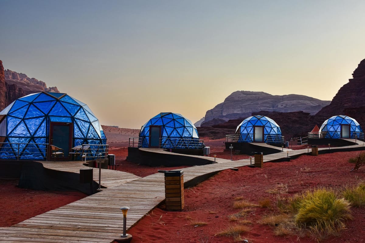 Estrellas y cielo despejado sobre el espectacular paisaje desértico de Wadi Rum