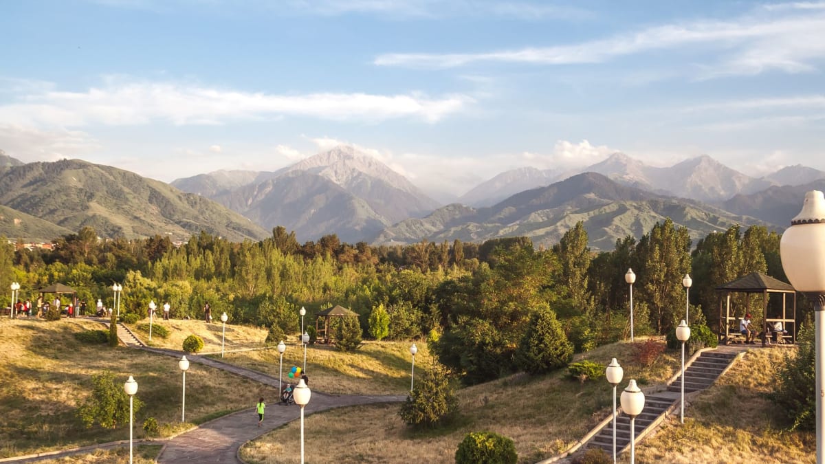 La Montaña Suleimán elevándose abruptamente sobre los tejados de Osh, captando la cálida luz de la mañana temprana