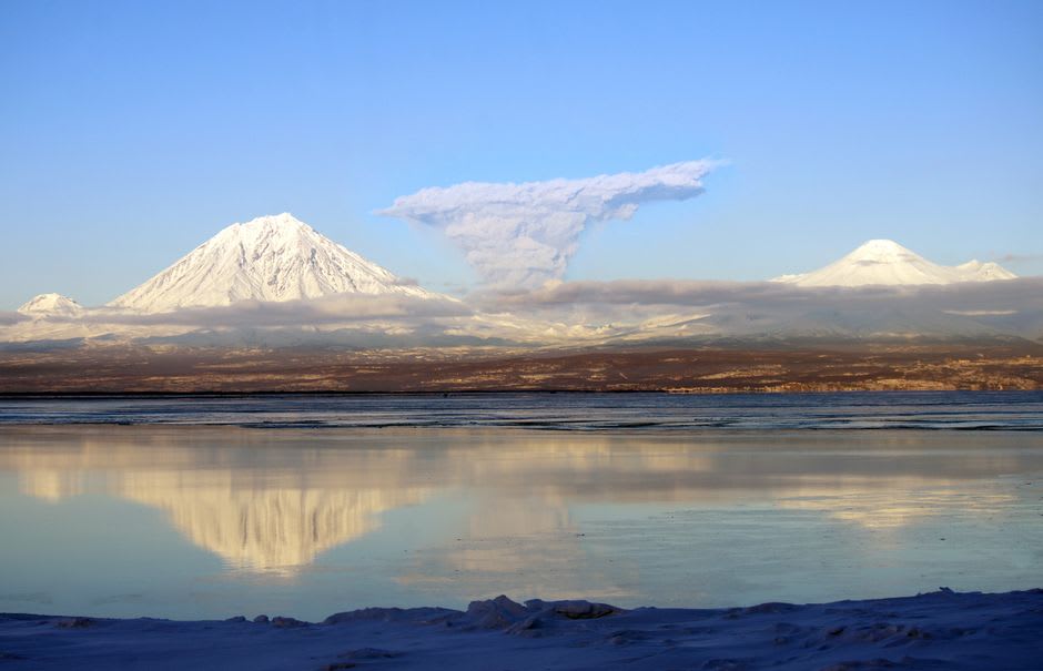 Le volcan Osorno se reflétant dans les eaux immobiles du petit matin au Lago Rupanco