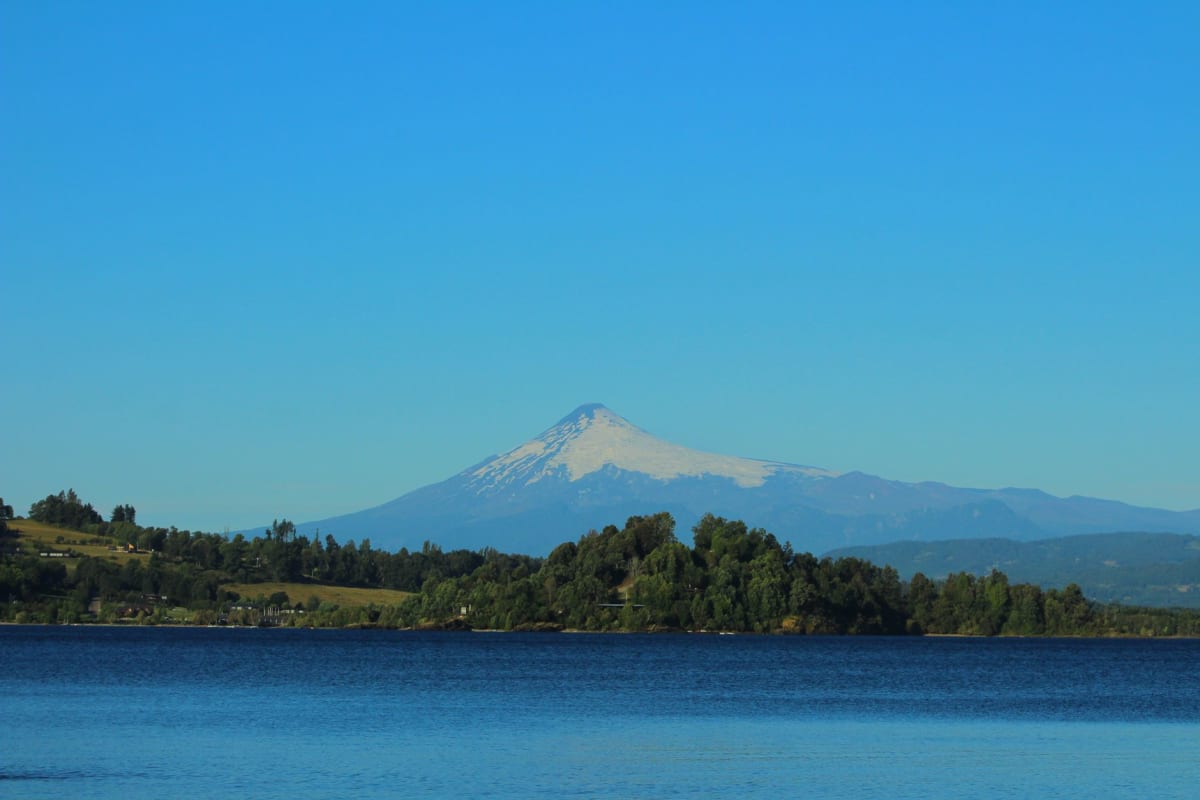 Murs du château de Niebla à l'embouchure du Río Valdivia, l'Océan Pacifique visible au-delà