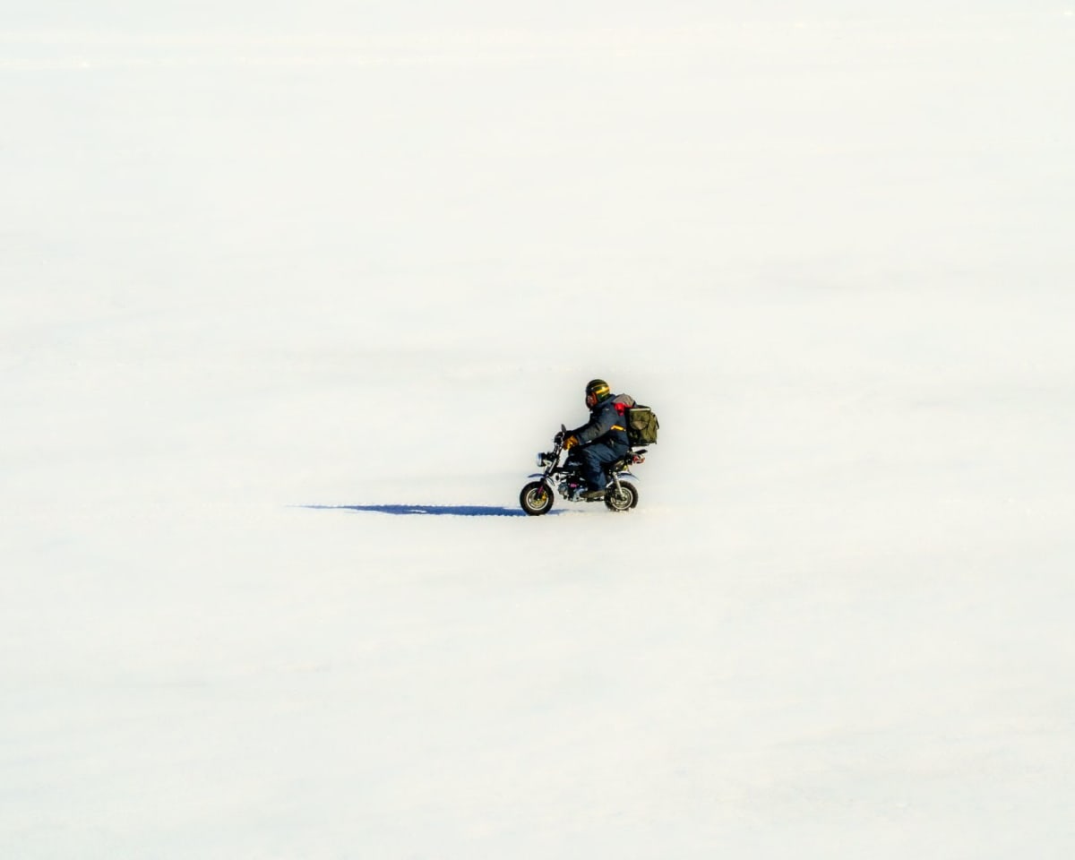 Pasajeros en trajes de supervivencia naranjas flotando en el canal de hielo roto tras el rompehielos Sampo