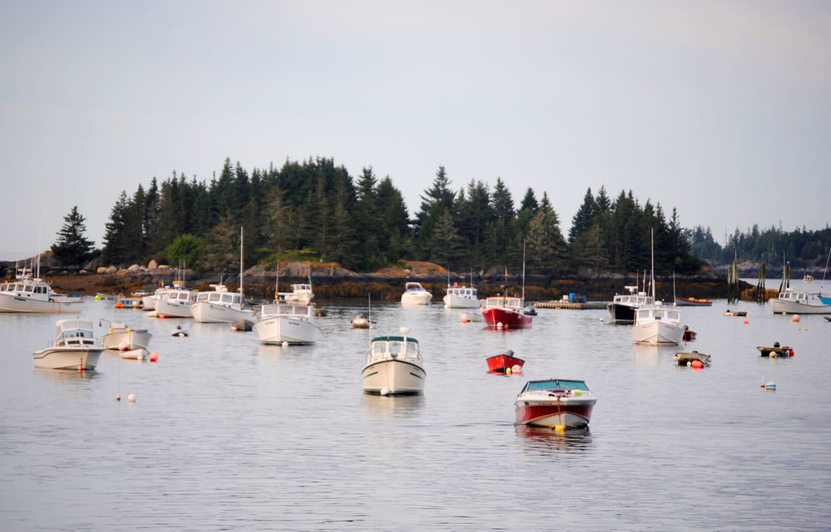 El río Kennebunk al amanecer, sus reflexiones en el frente fluvial duplicadas en el agua quieta