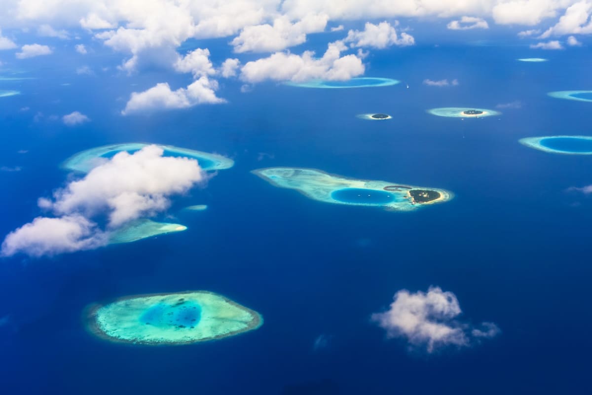 Le lagon turquoise peu profond et le banc de sable au large de l'île Vaadhoo vus sous la lumière du matin, vides et très calmes