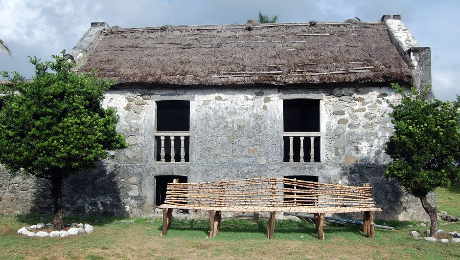 La maison à deux étages en blocs de corail de la famille Capelle à Likiep, avec sa véranda enveloppante face au lagon