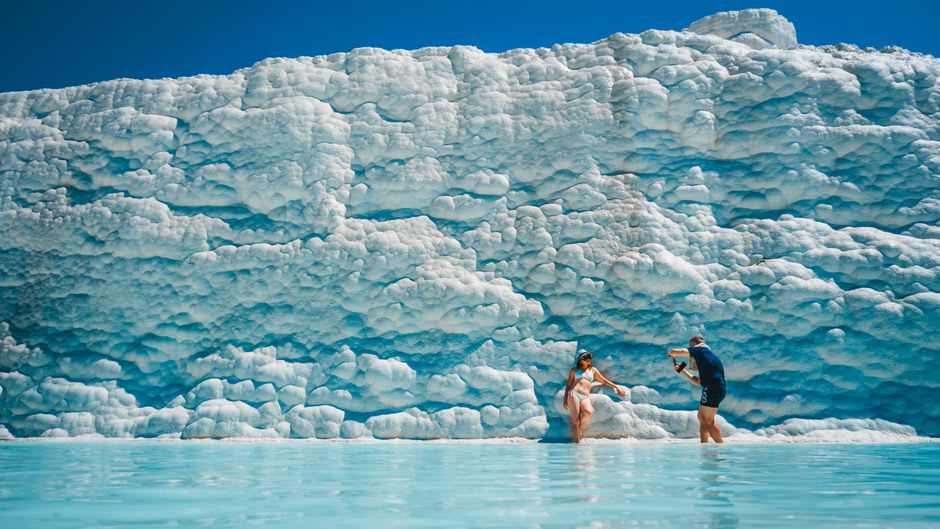 The Gran Baño thermal pool in Abasolo, Guanajuato, with families in the water and stone arches overhead