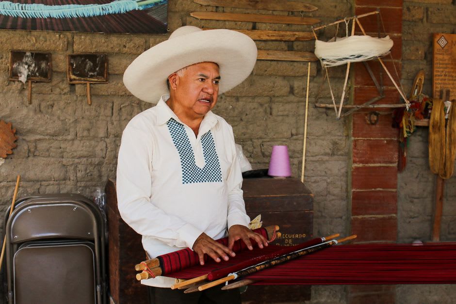 Lanières de palmier trempant dans un seau devant un atelier de tressage à Acatlán de Osorio, Puebla