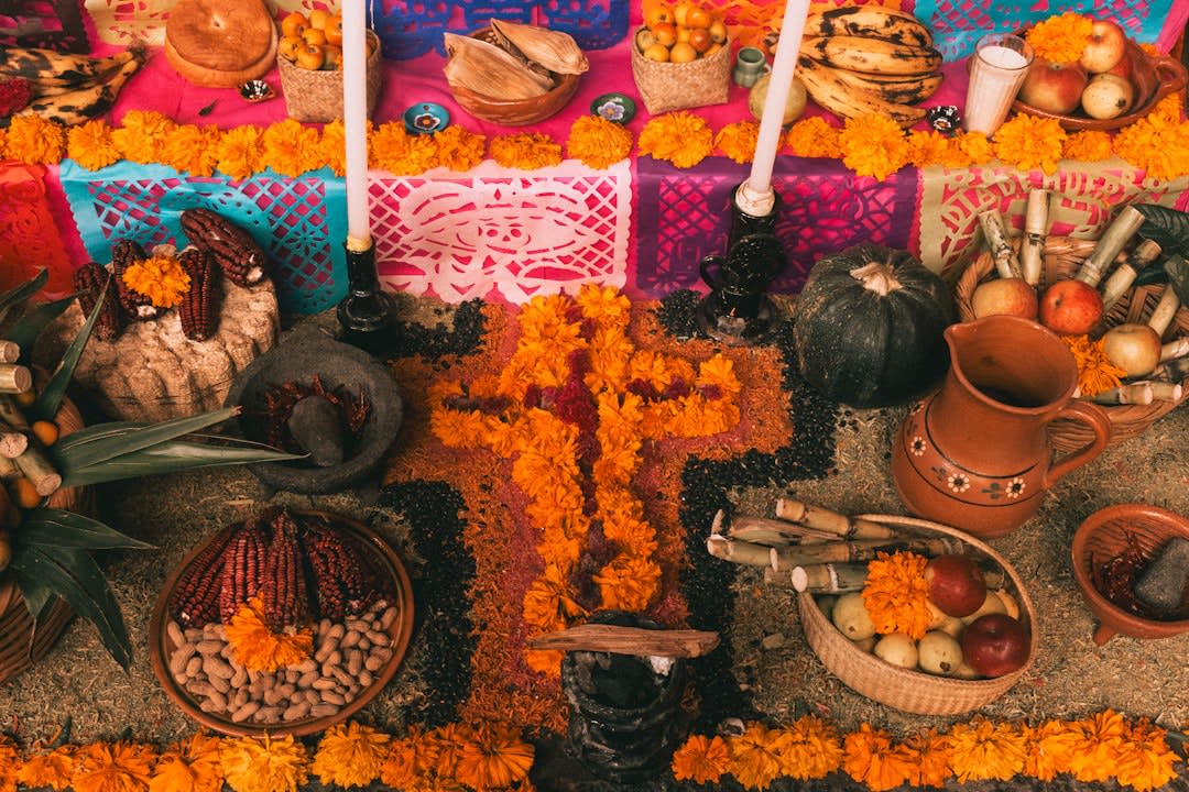 Marché du dimanche à Acatlán de Osorio avec des produits et des tressages de palmier exposés, Puebla, Mexique