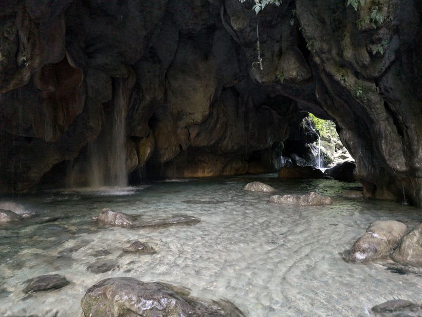 Parois de canyon s'élevant au-dessus de l'eau turquoise de la rivière au fond du Cañón del Infiernillo, Arroyo Seco