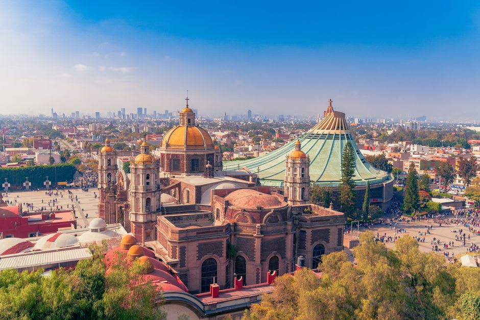 La façade baroque penchée de l'Antigua Basílica de Guadalupe, sa pierre inclinée après trois siècles d'affaissement dans l'ancien lit du lac